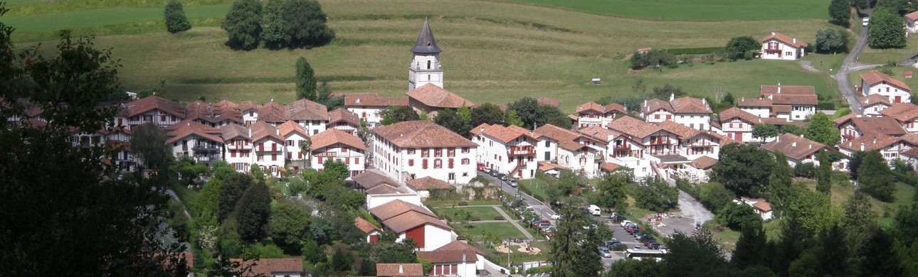LOCATION DE GITES BASQUES AINHOA GITES DE FRANCE AVEC SPA JACCUZI AU PAYS BASQUE PROCHE DE LA MER ET LA MONTAGNE A LA FRONTIERE DE L'E SPAGNE EN VACANCES ET WEEK END A ST JEAN DE LUZ BAYONNE BIARRITZ 